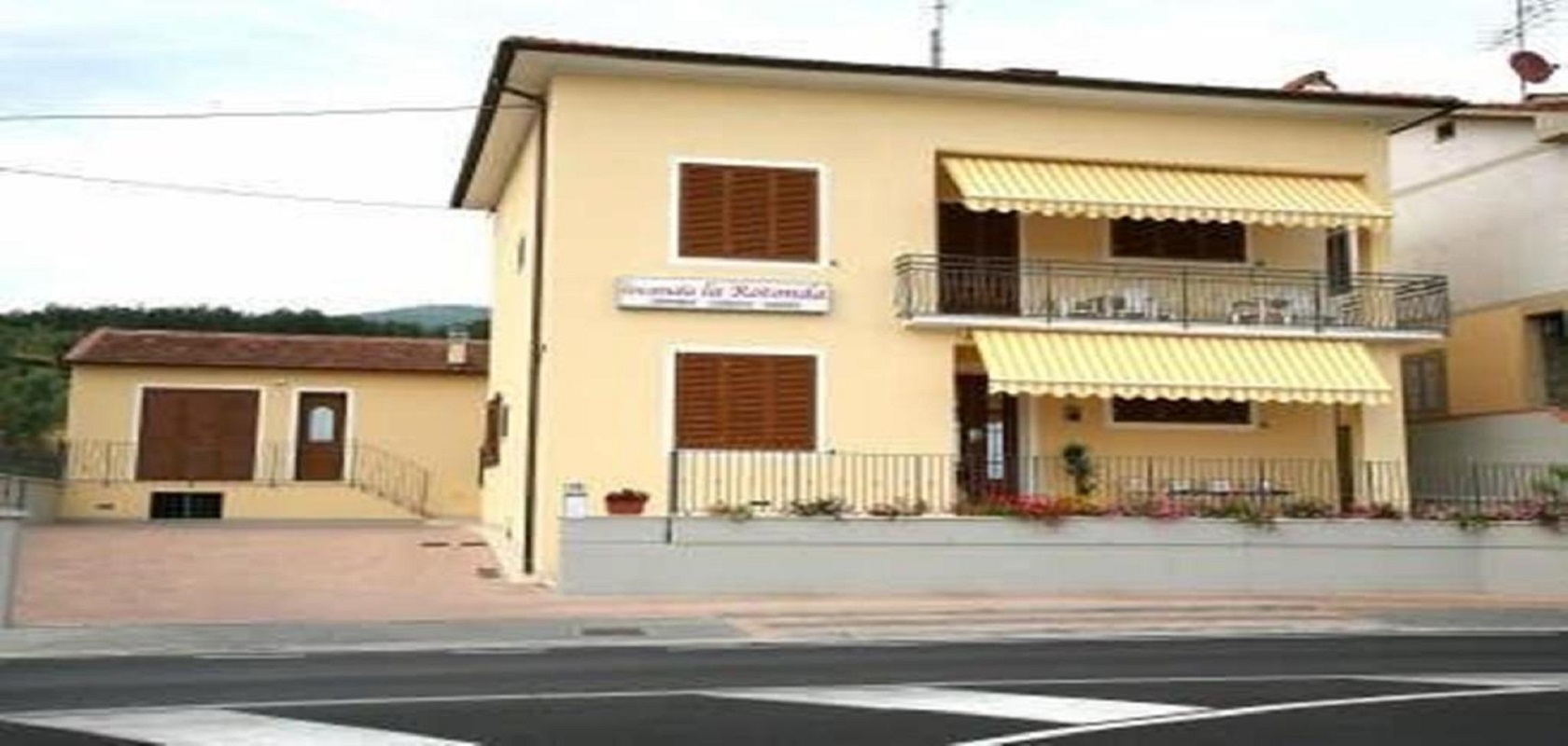 NUOVO EDIFICIO POSTO SULLA STRADA PROVINCIALE CHE UNISCE LE DUE PROVINCE DI PRATO E PISTOIA E A DUE PASSI DA MONTEMURLO E DA AGLIANA